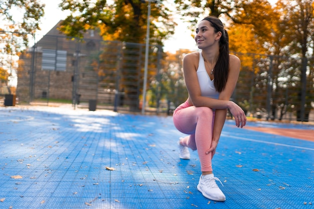 Una donna che fa sport all'aperto