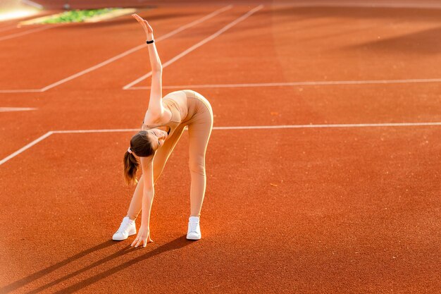 Una donna che fa un esercizio di stretching su una pista