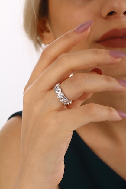 Una donna che indossa un anello d'argento con sopra un anello di diamanti.