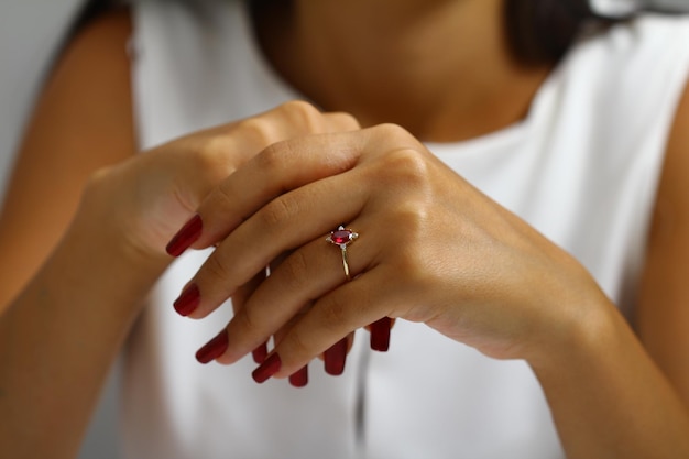 Una donna che indossa un anello della Croce Rossa