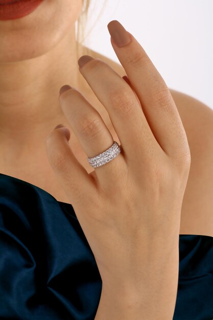 Una donna che indossa un anello di diamanti con la parola diamante sulla mano sinistra.