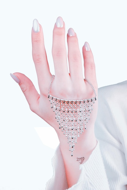 Una donna che indossa una camicia bianca con la scritta " diamanti " sul palmo della mano.