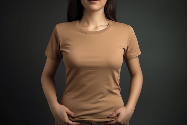 Una donna che indossa una maglietta marrone con sopra la scritta esercito