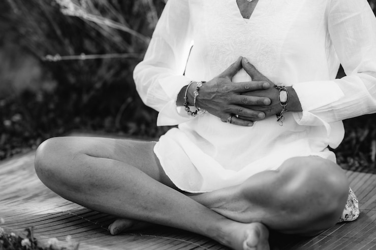 Foto una donna che medita in una posa yoga