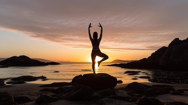 Una donna che pratica yoga su una spiaggia al tramonto