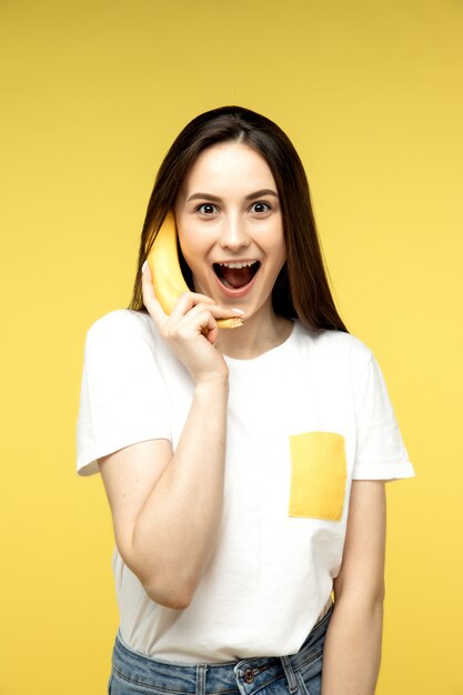 Una donna che scherza con una banana