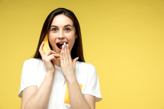 Una donna che scherza con una banana