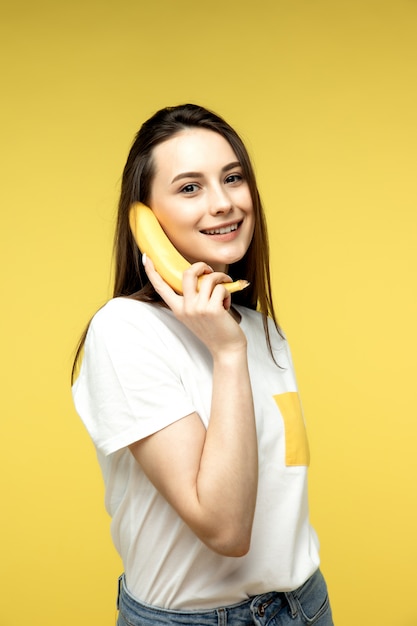 Una donna che scherza con una banana