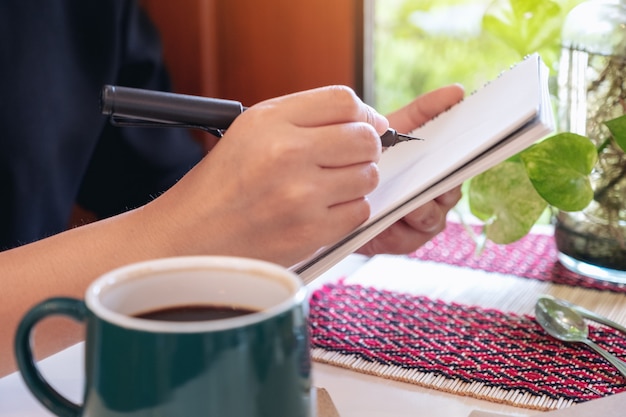 Una donna che scrive sul taccuino