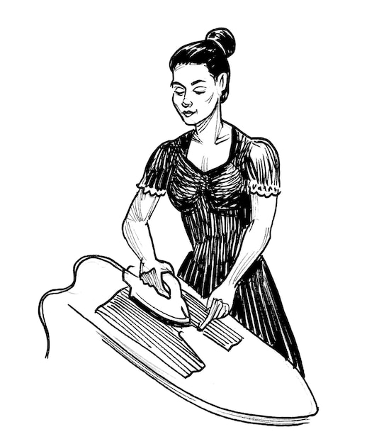 Una donna che stira un tavolo con sopra un ferro da stiro.