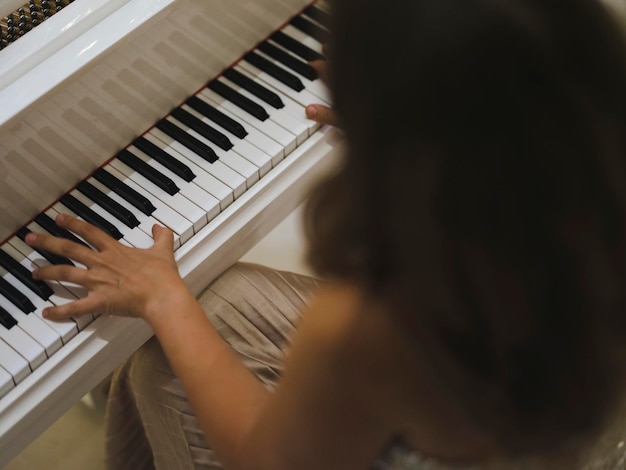 Una donna che suona il pianoforte