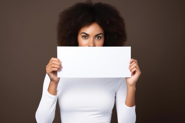 Una donna che tiene un pezzo bianco di carta che tiene un foglio bianco di cornice bianca con entrambe le mani generate dall'AI