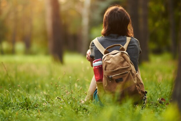 Una donna che trascorre del tempo in un parco