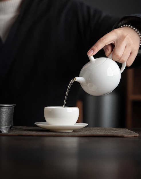 Una donna che versa il tè in una tazza