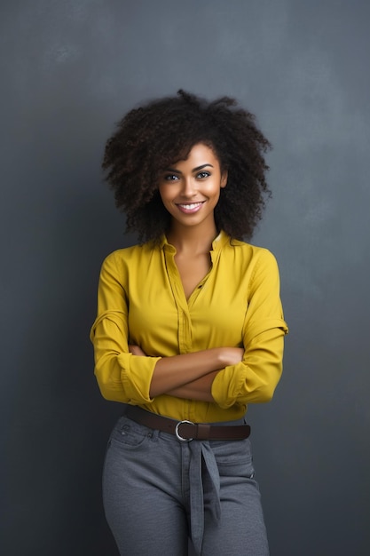 Una donna con camicia gialla e cintura marrone posa per una foto AI generativa