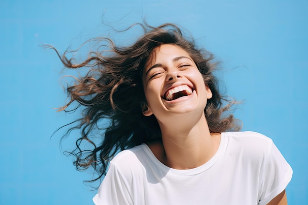 Una donna con i capelli al vento