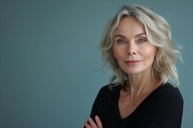 Una donna con i capelli biondi in posa per la fotocamera