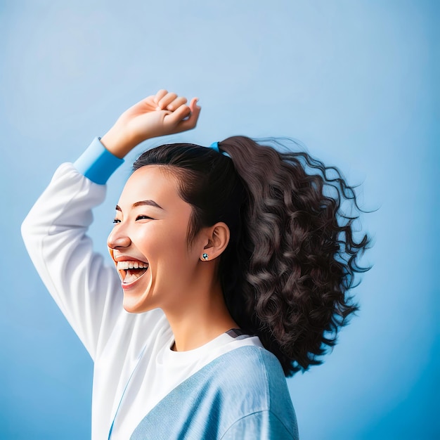 una donna con i capelli lunghi che sorride e indossa una felpa blu con copyspace