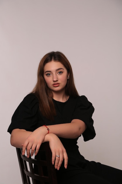 una donna con i capelli lunghi e un rossetto rosso sta posando per una foto