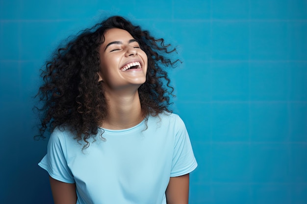 Una donna con i capelli ricci che ride