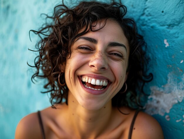 Una donna con i capelli ricci sorride e ride