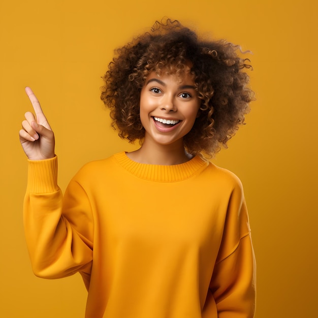 Una donna con i capelli ricci sta indicando a sinistra con uno sfondo giallo