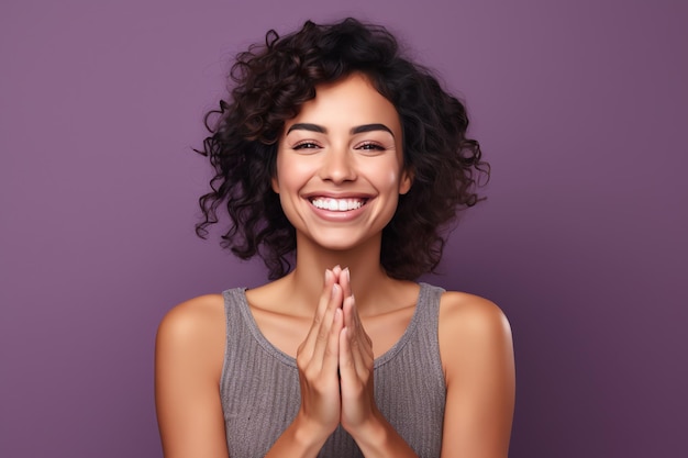 Una donna con i capelli ricci sta pregando con le mani giunte