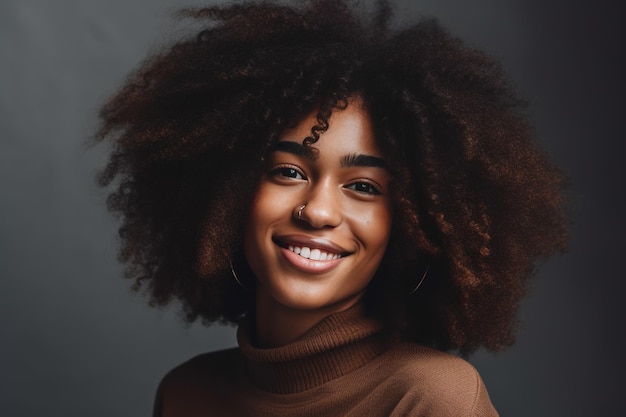 Una donna con il sorriso sul volto