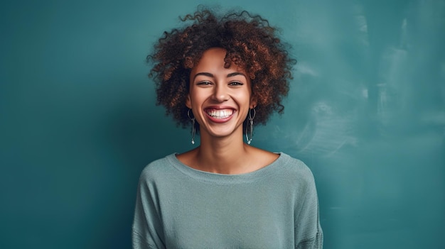 Una donna con il sorriso sul volto