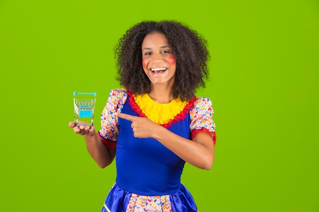 Una donna con in mano un bicchiere di sapone con sopra del dentifricio.