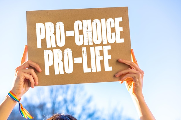 Una donna con in mano un poster a favore della legalizzazione dell'aborto Protesta per non rendere illegale l'aborto negli Stati Uniti prochoice prolife