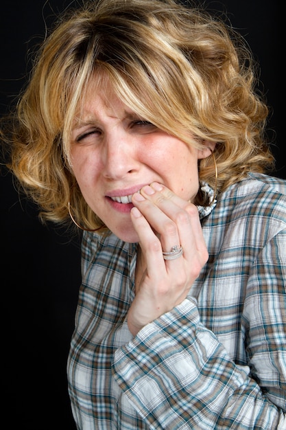 una donna con mal di denti