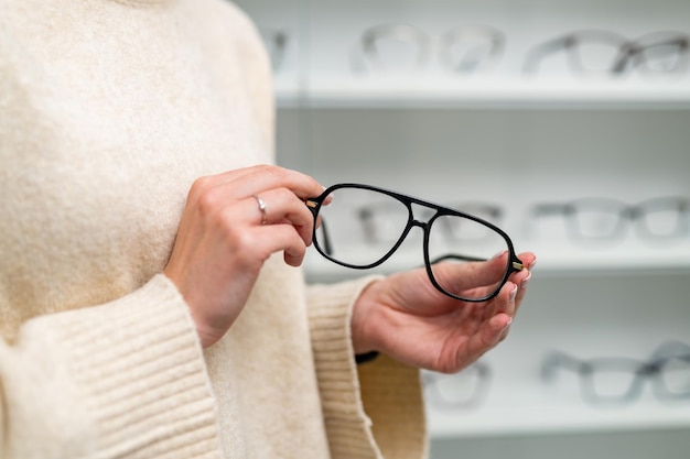 Una donna con occhiali eleganti Una donna con un paio di occhiali