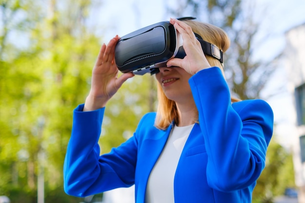 Una donna con occhiali per realtà virtuale VR sperimenta un mondo metaverso