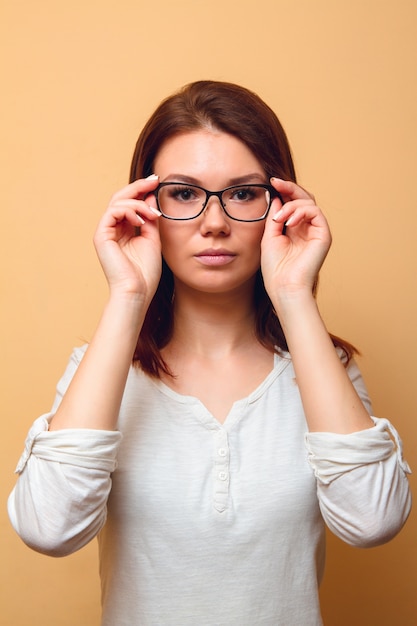 Una donna con problemi di vista tiene gli occhiali