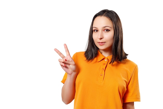 Una donna con un berretto polo luminoso mostra un gesto a V e sorride isolato su bianco