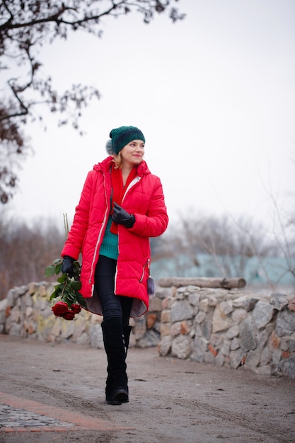 Una donna con un bouquet cammina per strada