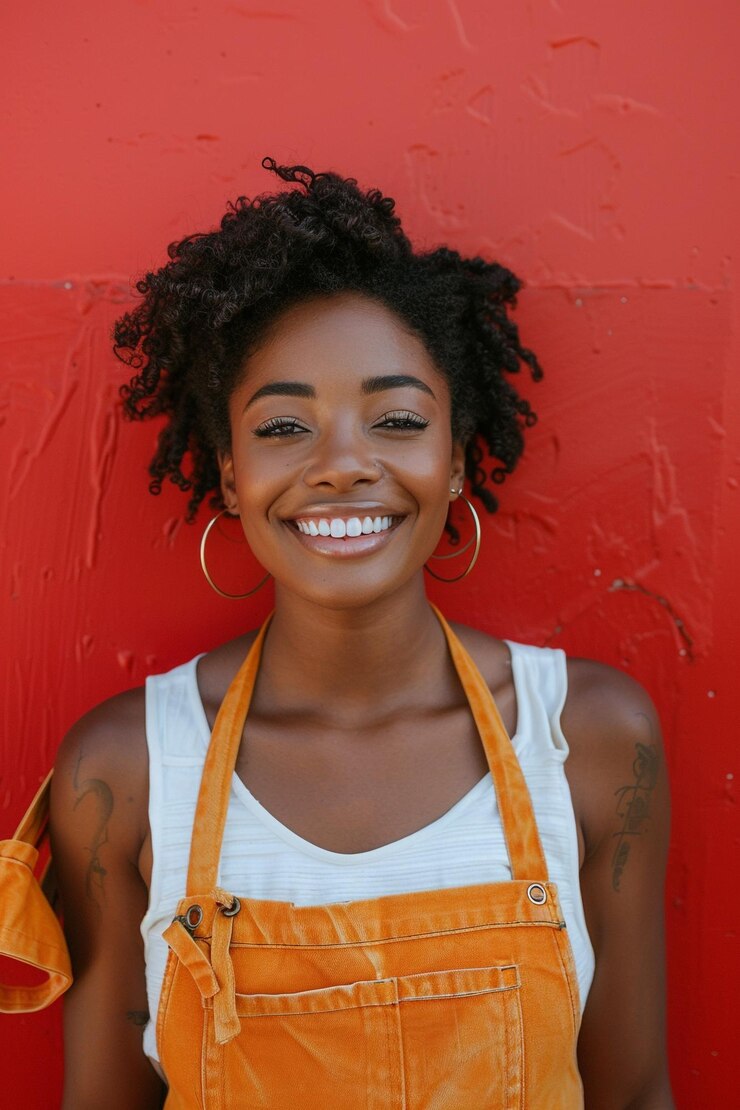 una donna con un grembiule che dice "quotes she's smiling"