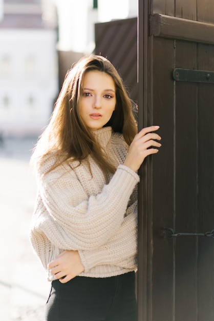 Una donna con un maglione beige