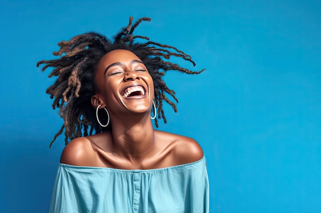 Una donna con un sorriso allegro e una bellissima acconciatura con i dreadlocks