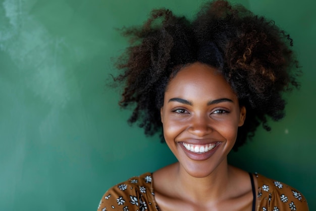 una donna con un sorriso che dice naturale sul lato del suo viso