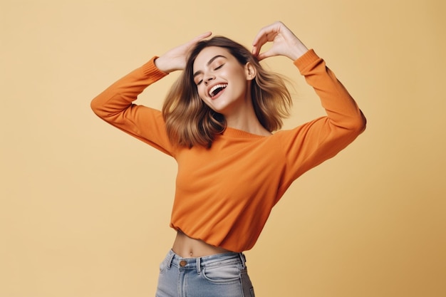 Una donna con un top arancione sta posando per una foto.