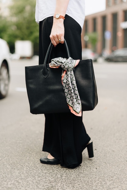 Una donna con una borsa sullo sfondo della città