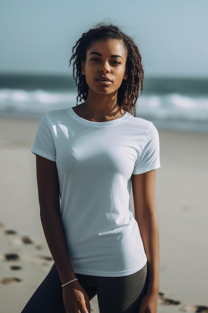 Una donna con una camicia bianca si trova su una spiaggia