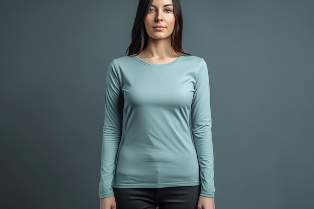 Una donna con una camicia blu sta su uno sfondo grigio.