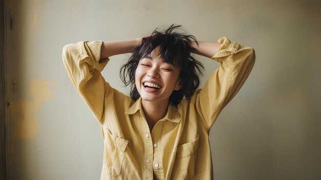 Una donna con una camicia gialla che sorride con le mani sulla testa AI generativa