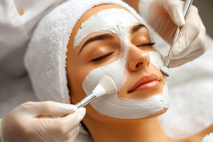 Foto una donna con una maschera bianca che dice crema naturale sul viso