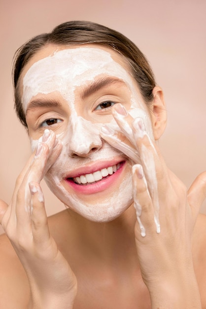 una donna con una maschera sulla faccia sta sorridendo