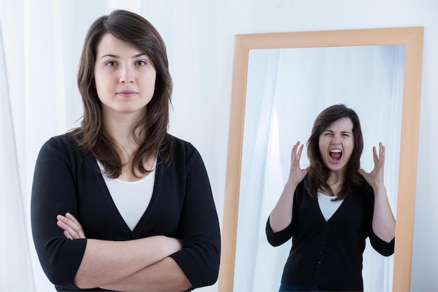 Una donna con uno specchio che dice "sono una ragazza"