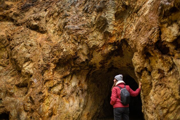 Una donna con uno zaino che va in una gola in montagna